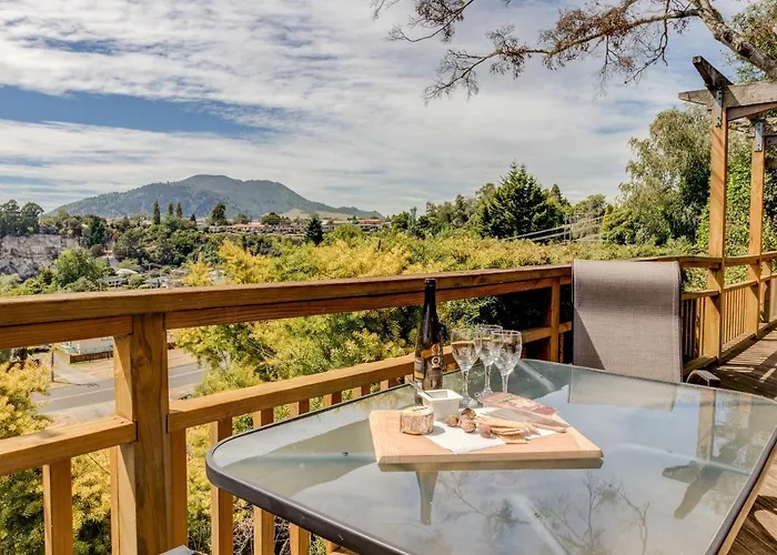 Treetop Hideaway - Taupo Holiday Home