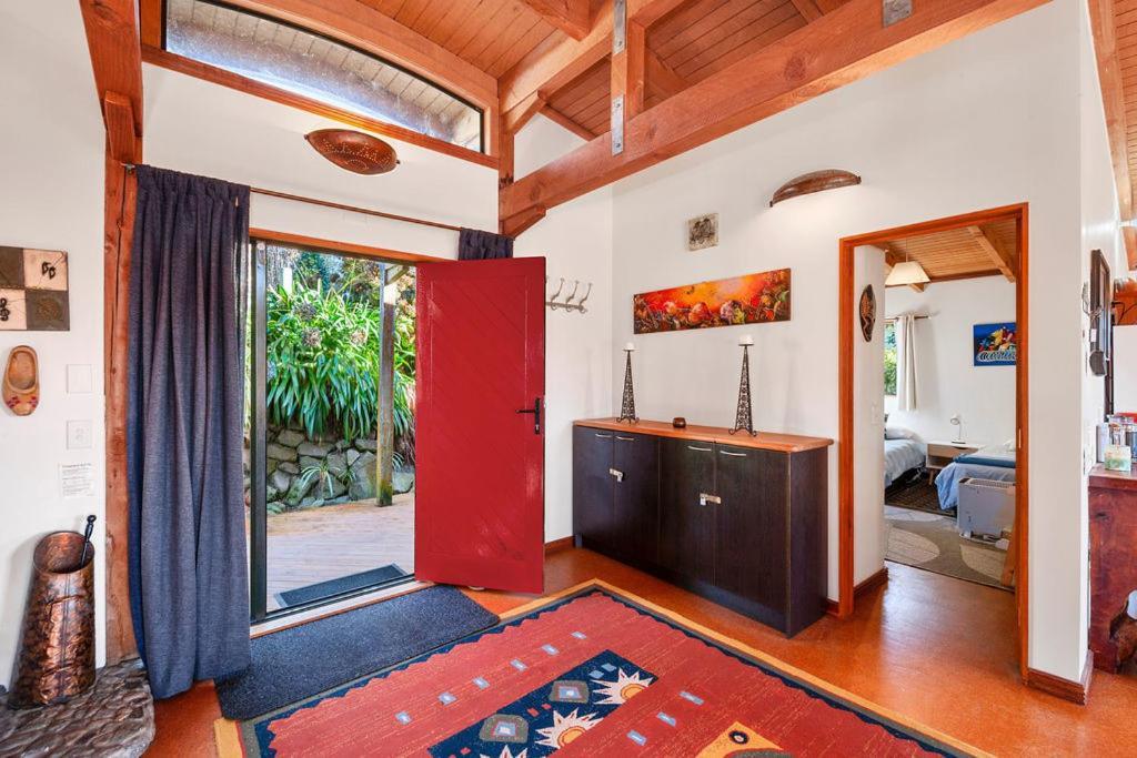 Treetop Hideaway - *